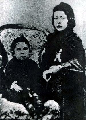 Баху-Меседу (справа) и ее брат Мухаммад-Камиль